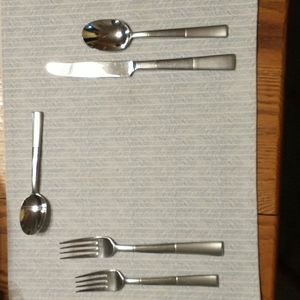 Oneida 45 piece silverware service for eight
